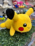 Pikachu de pelúcia deitado